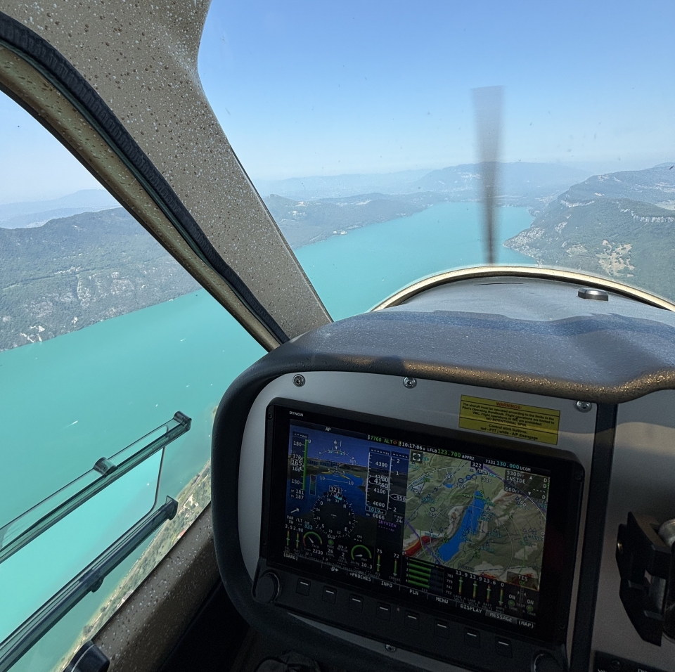 View of the lake from the interior of the apparatus -9999- Revisit Chambéry and the lake like never before View of the lake from the interior of the apparatus -9999- Revisit Chambéry and the lake like never before