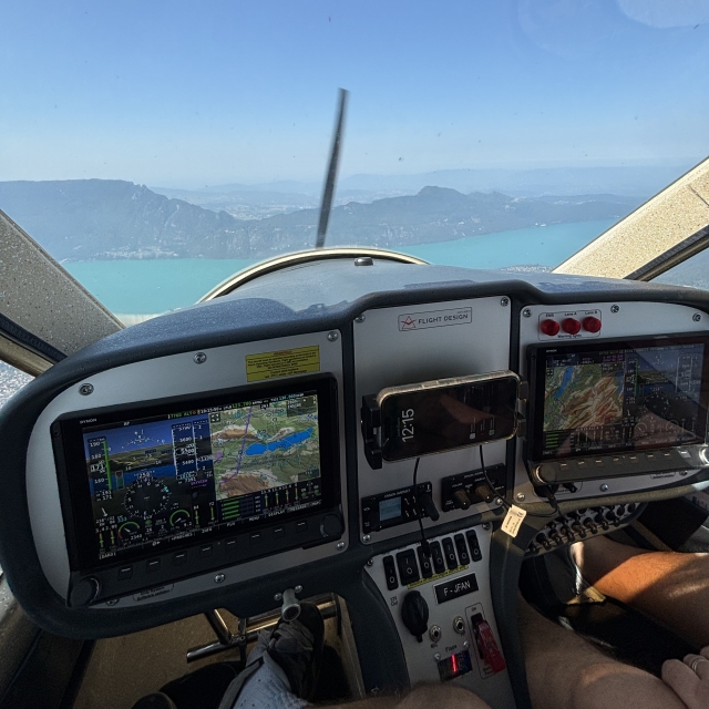  in the ULM cockpit with a view of the lake 