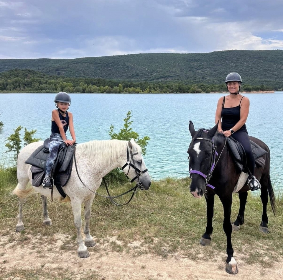 全家人一起骑马   全家人一起骑马
