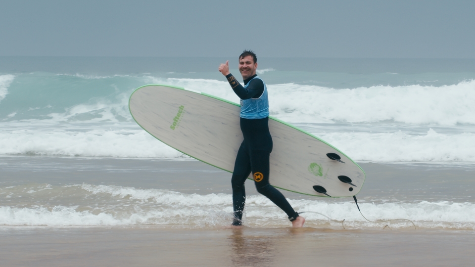  Surfen Sie auf den Wellen in den Landes 