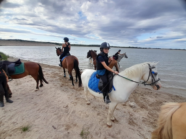  Un gruppo sulla spiaggia del lago