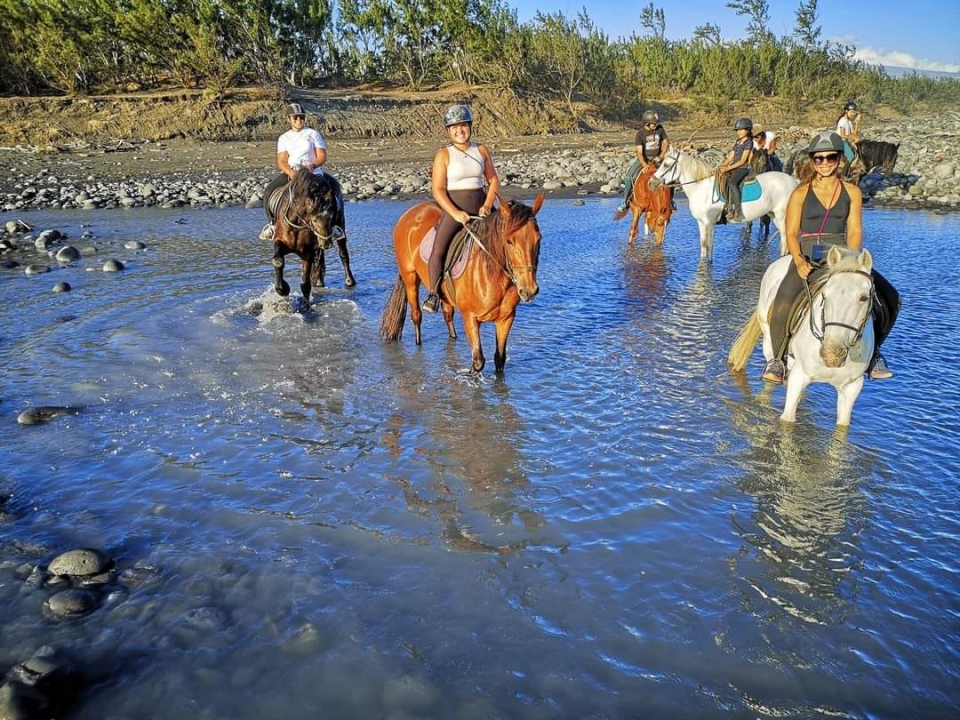  An equestrian ride between sea and mountains 