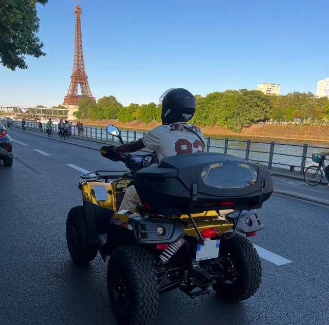  Quad elettrico a Parigi 