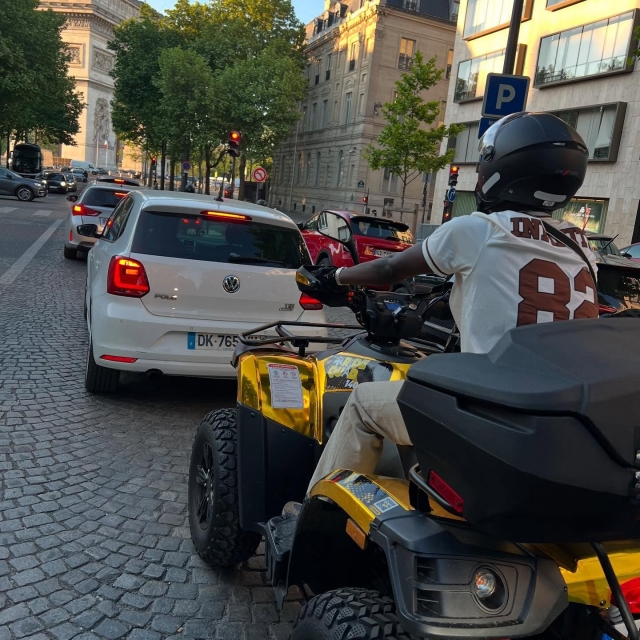  Percorri le strade parigine in quad elettrico 