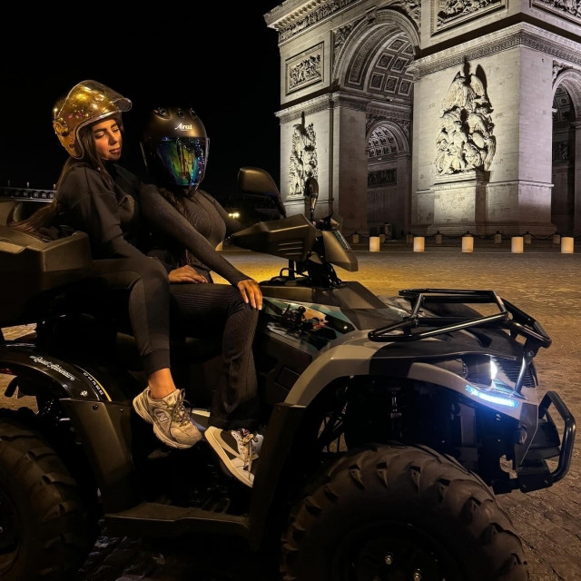 Devant l'Arc de Triomphe