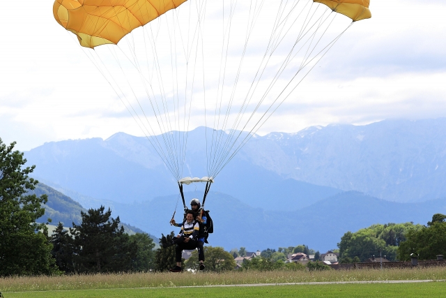  在阿热莱斯软着陆 