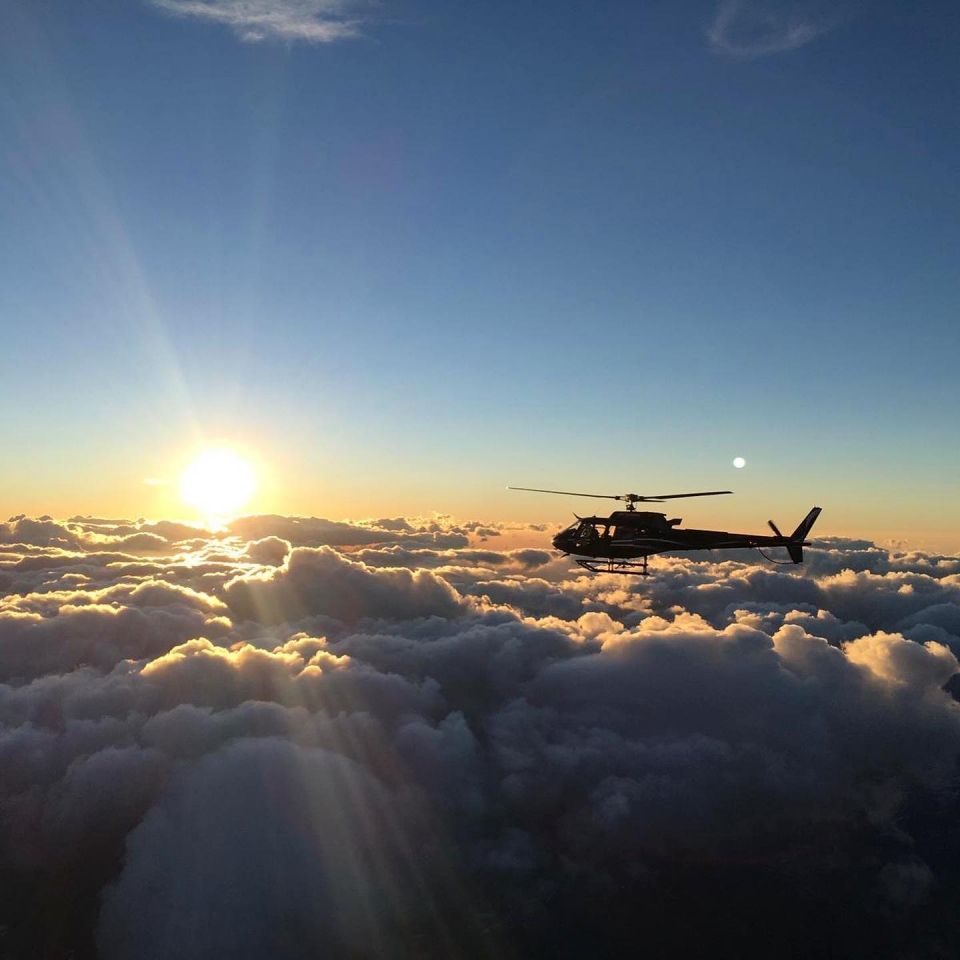 Fliegen Sie mit einem Hubschrauber über den Himmel von Pau 
