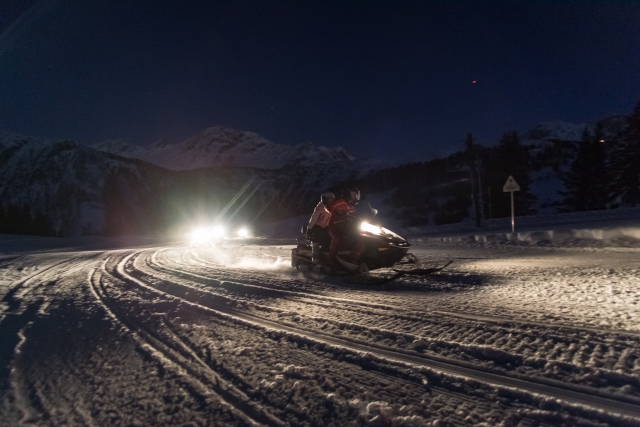  Fahren Sie abends mit dem Schneemobil