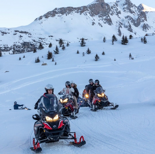  Treffen Sie sich in Courchevel zu einer privaten Schneemobilfahrt 