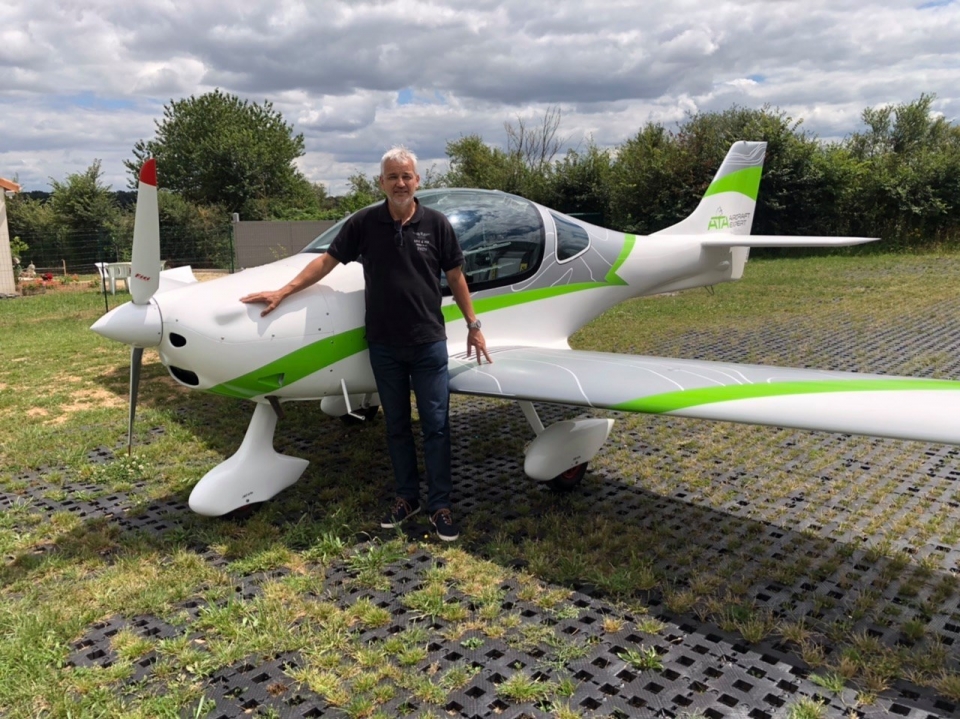  Pilot next to the ULM 