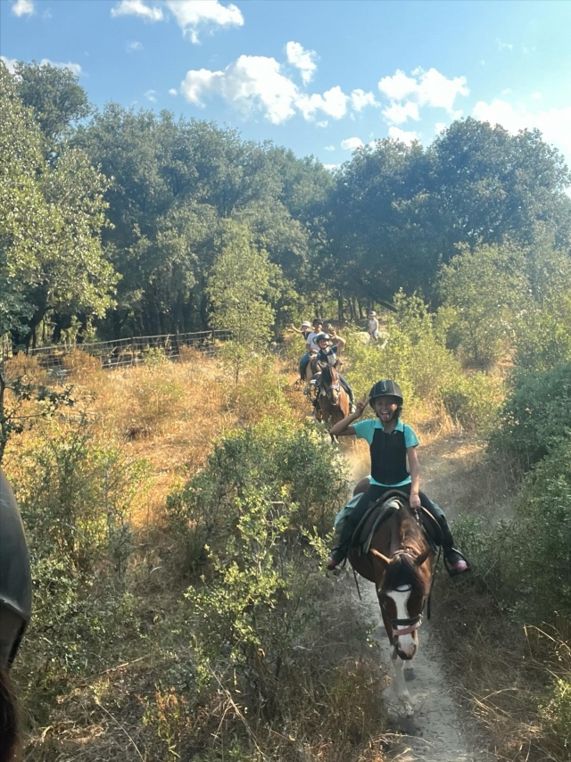 Parcours à poney au bord de la rivière 