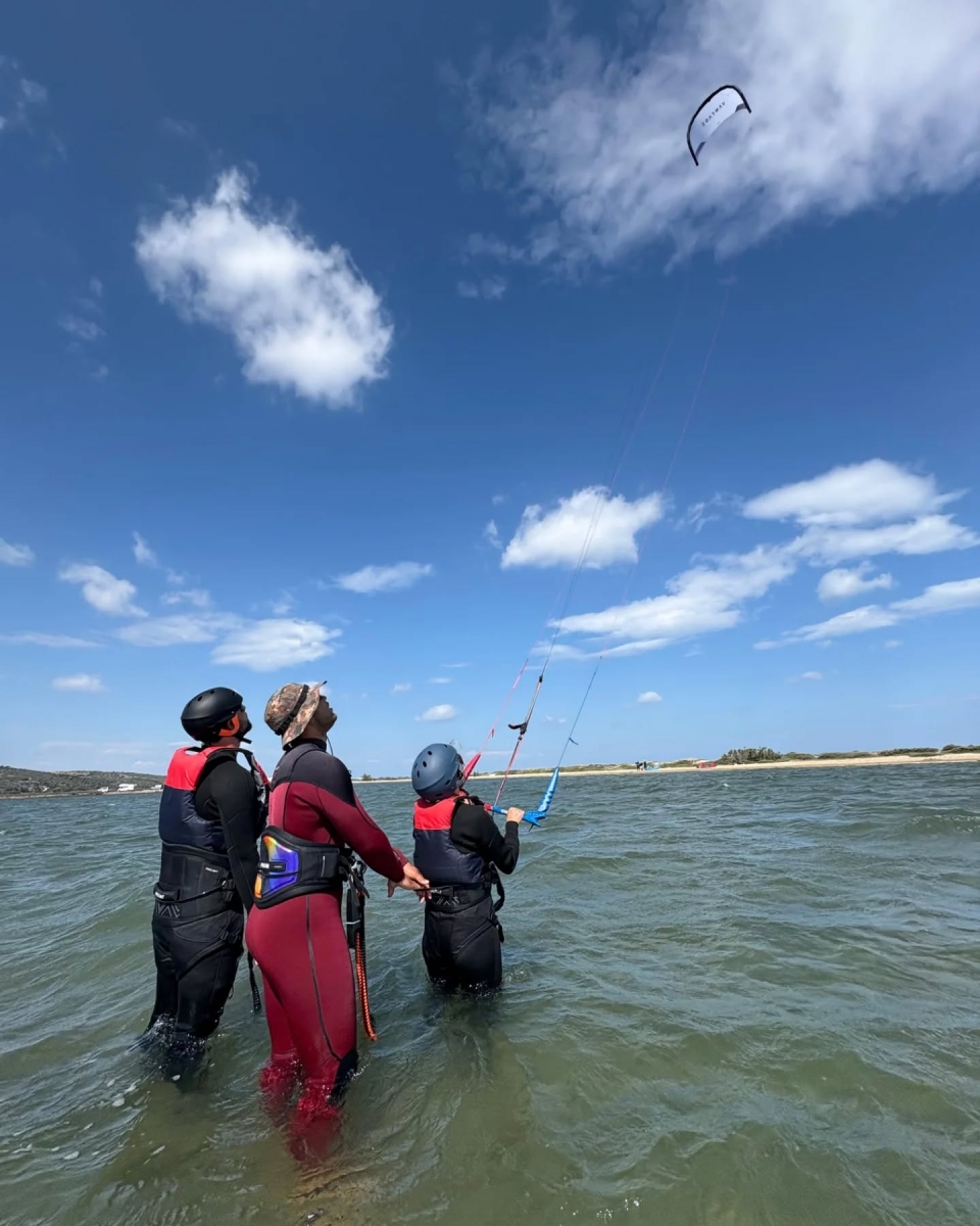  Enjoy a kitesurfing session on the waters of Lake La Palme 