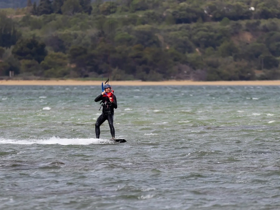 Enjoy a kitesurfing lesson on Lake La Palme 