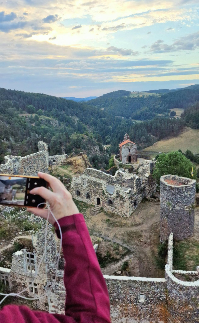  Um passageiro fotografa um castelo da gôndola 
