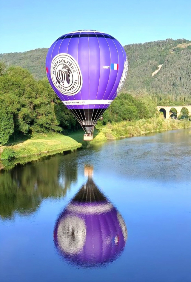 Le ballon et son reflet dans la rivière