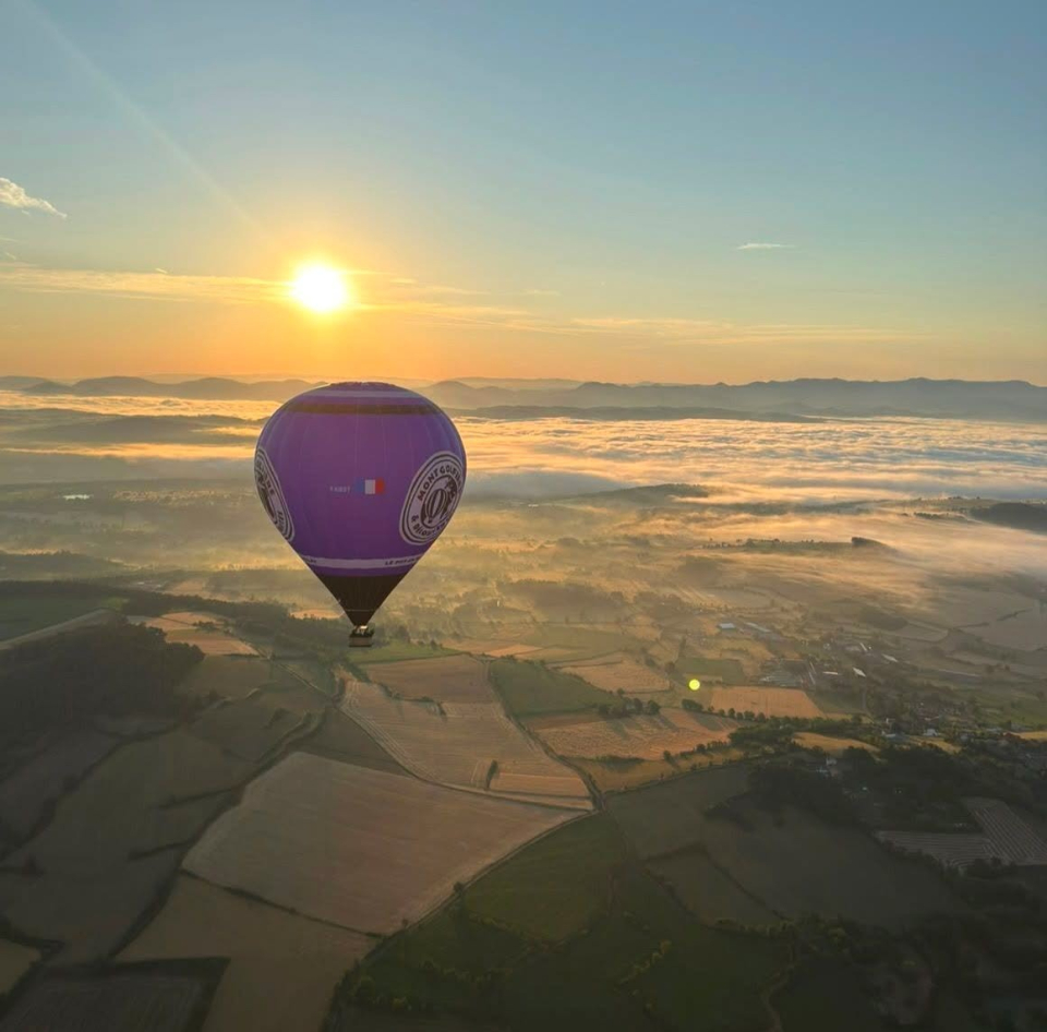 Le ballon au lever du soleil, au-dessus de la brume