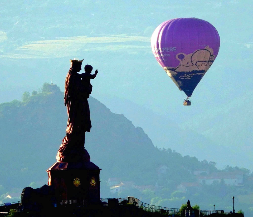 La statue Notre-Dame-de-France et la montgolfière