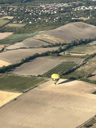 Une montgolfière vue depuis l'ULM