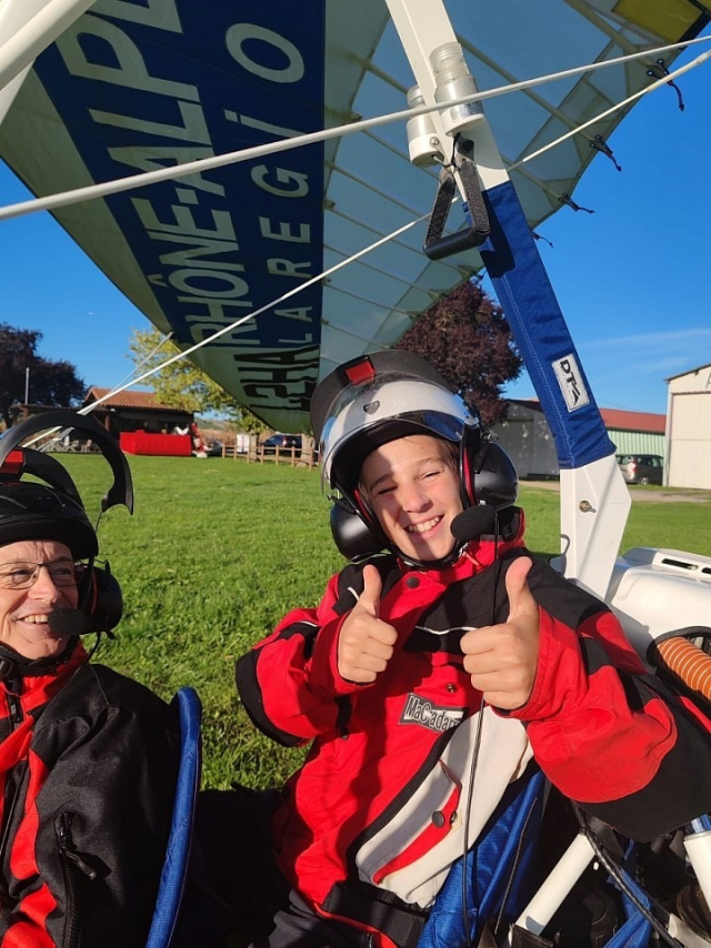 Un jeune passager, pouce levé