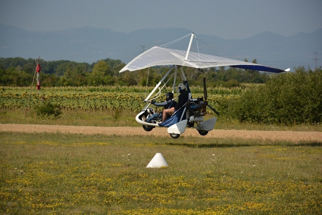 L'ULM à l'atterrissage sur la piste en herbe