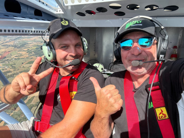  Aluno e instrutor nos controles 