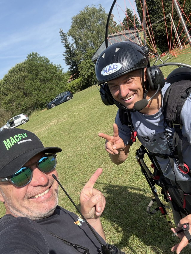  Bom humor antes de um vôo de paramotor 