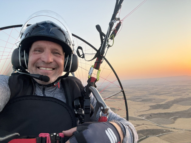  Em um paramotor ao pôr do sol