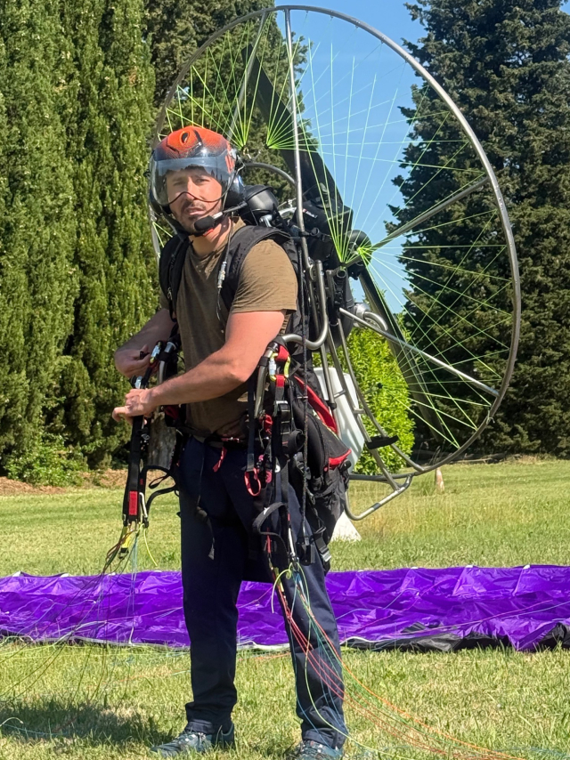  Um piloto equipado com seu paramotor 