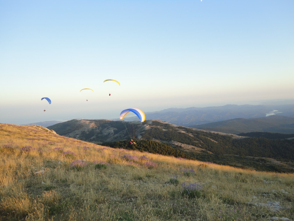  Parapentes à luz do entardecer