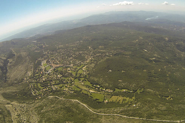  O vale e a aldeia do parapente 