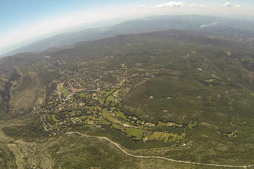  O vale e a aldeia do parapente 