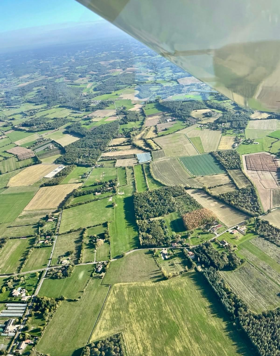Um mosaico de campos visto da ULM 