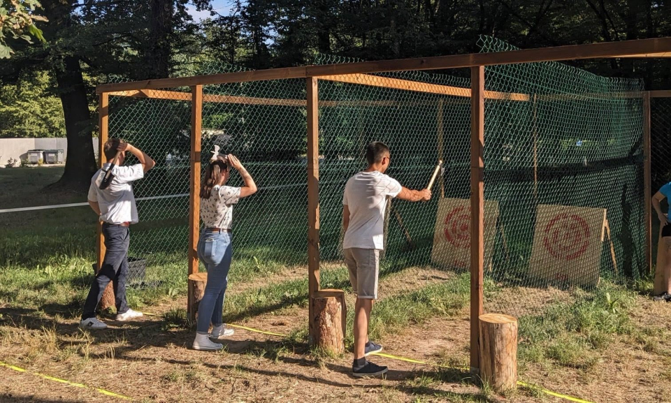 Group ax throwing 