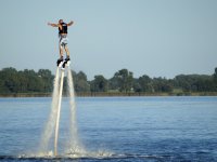  Flyboard-Flug über dem Wasser 