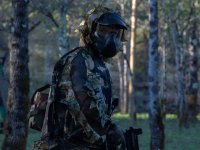  Un jugador de Paintball con traje completo 