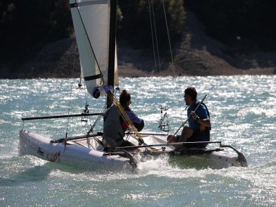 Vermietung Trimaran Astus 18.2 Lac de Monteynard 2h