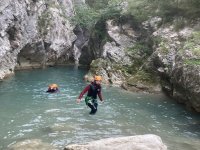 Baignade dans les eaux émeraude