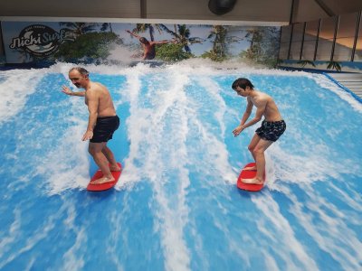 Surf indoor per adolescenti dai 9 anni in su a Marsiglia 30 minuti