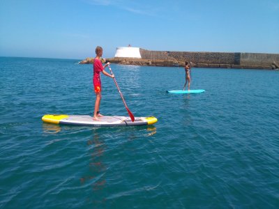 Passeio de stand up paddle no rio em Port Castera