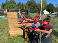 Adolescents qui jouent au paintball 