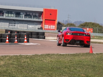 Curso de condução de Ferrari para crianças 5 voltas em Dreux