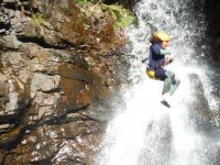  Außergewöhnlicher Sprung in einem Canyon im Aveyron 