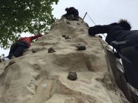 Activité de grimpe sur mur d'escalade